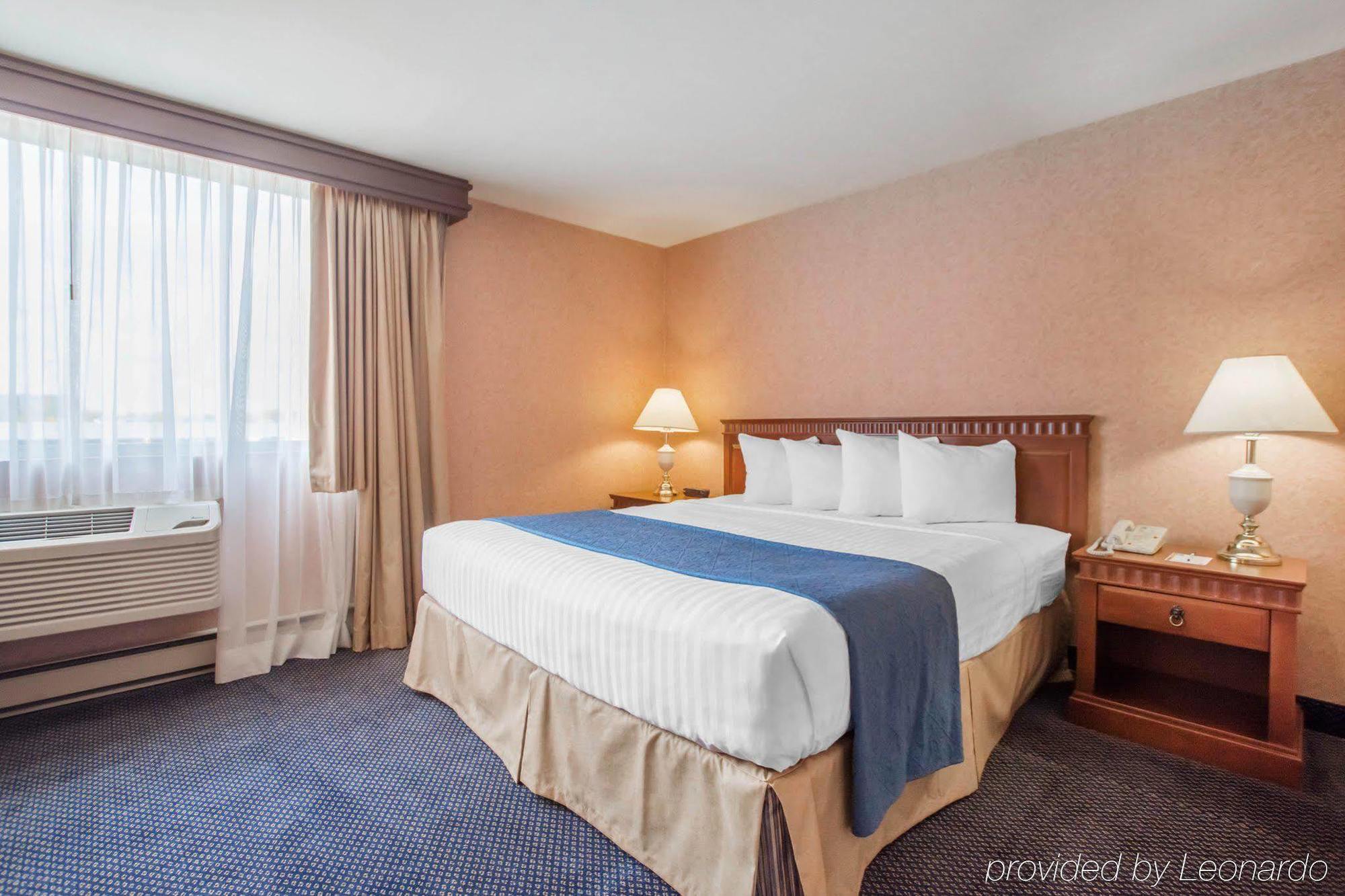 Quality Inn & Suites Brossard Eksteriør billede