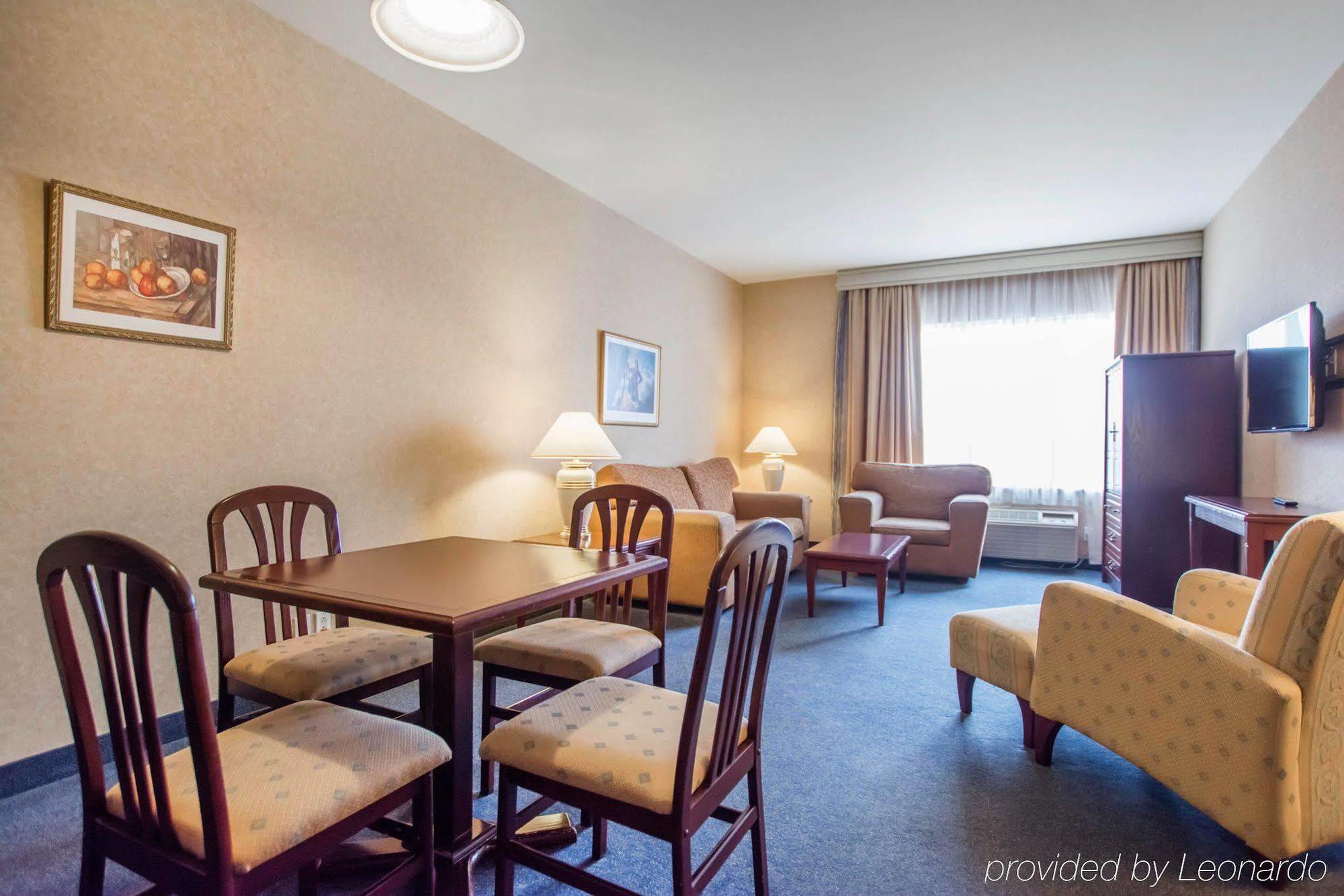 Quality Inn & Suites Brossard Eksteriør billede